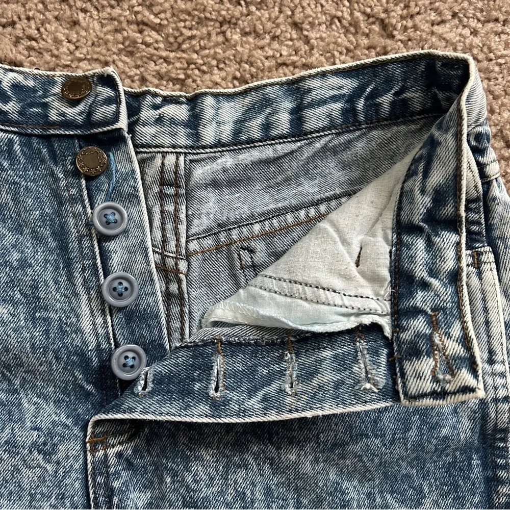 Fever Vintage Medium Wash Blue Raw Hem Button Fly Denim Jean Shorts Size 11